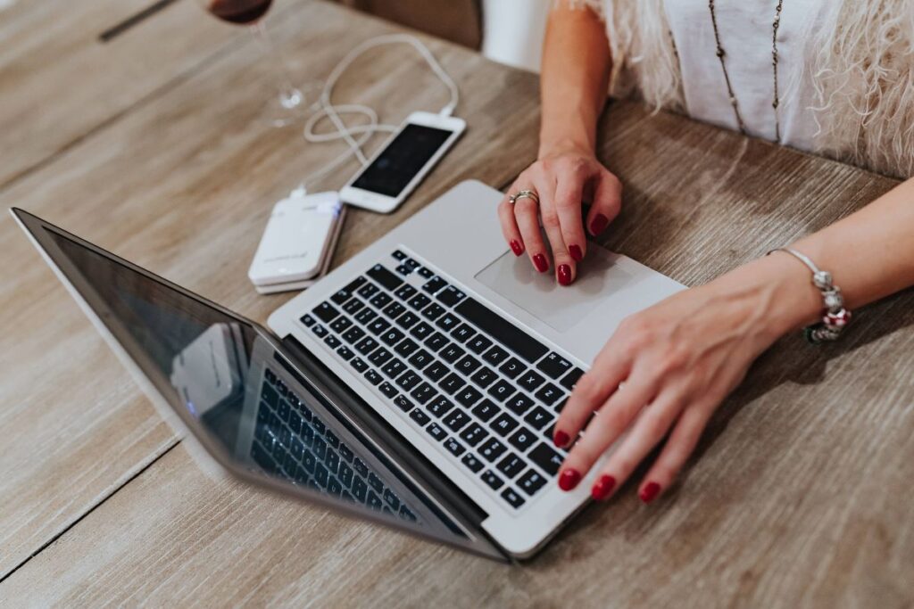 Woman working on a computer Stock Free