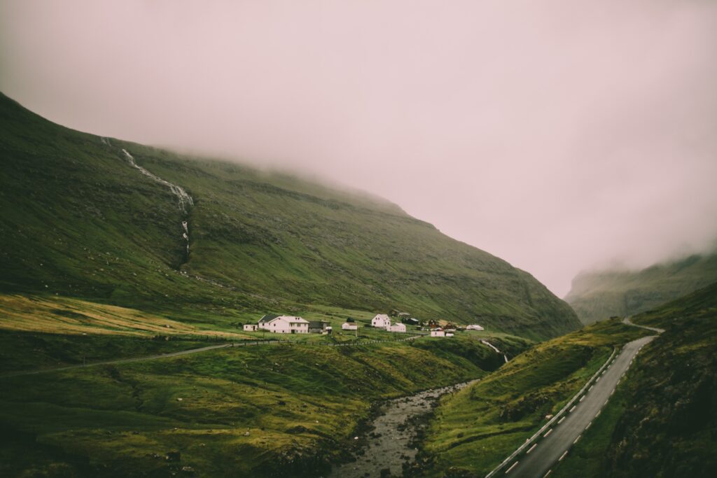 Free Stock Photo of Landscape with Green Hills and Fog – Magdeleine