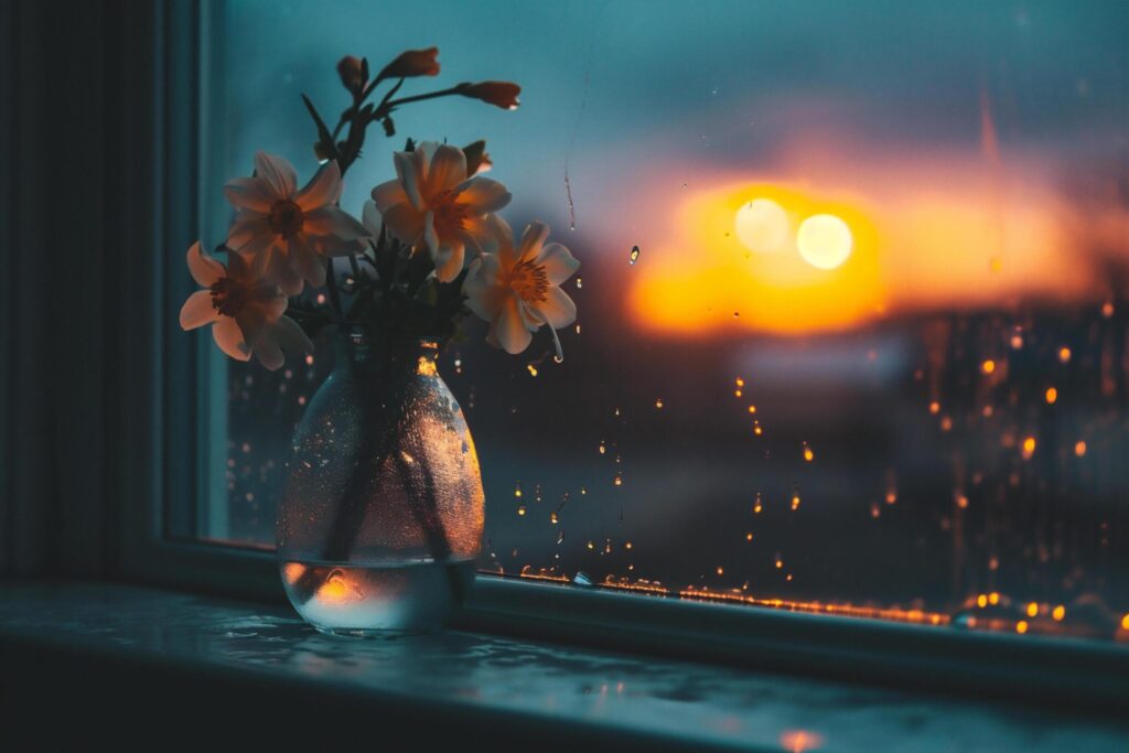 Vase with flowers on the windowsill at sunset. Spring concept. Free Photo