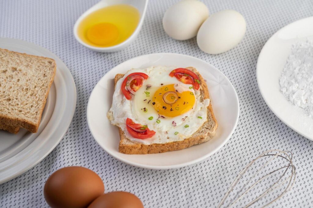 Bread placed with a fried egg with tomatoes, tapioca flour. Stock Free