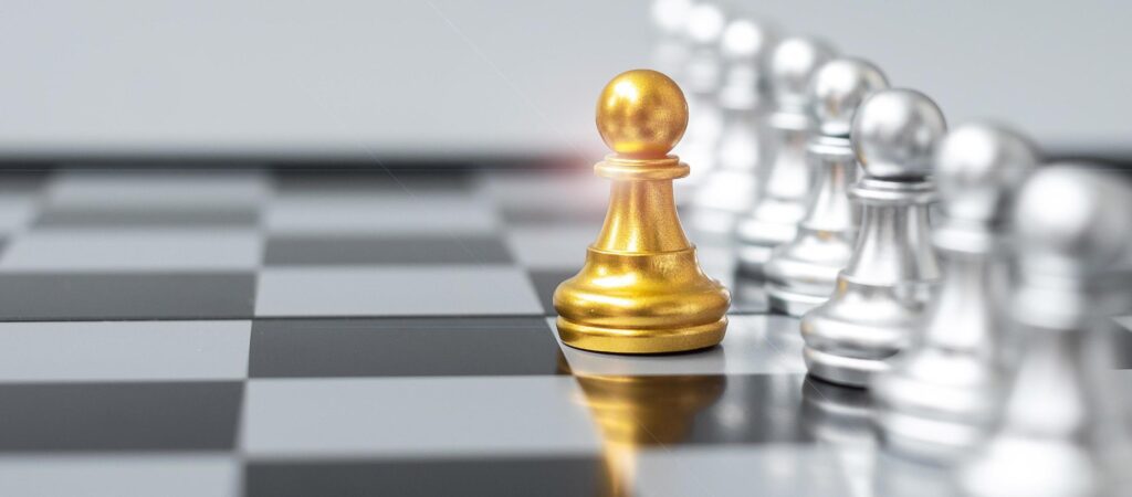 golden chess pawn pieces or leader businessman stand out of crowd people of silver men. leadership, business, team, teamwork and Human resource management concept Free Photo