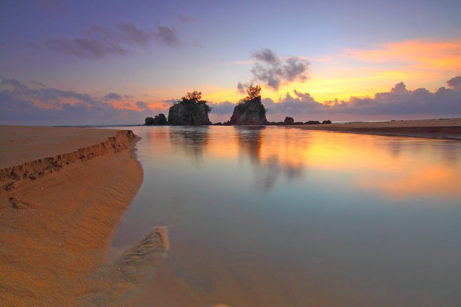 Calm Beach at Dawn Free Stock HD Photo