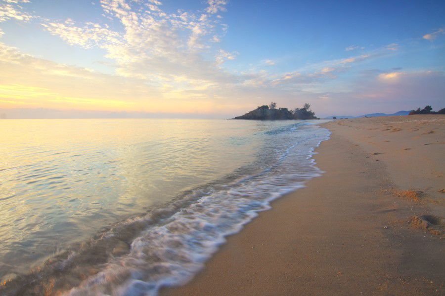 Calm Beach at Sunset Free Stock HD Photo