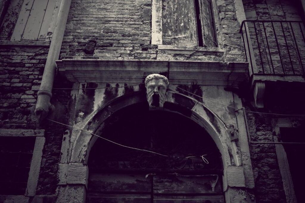 Doorway in Venice Free Stock HD Photo