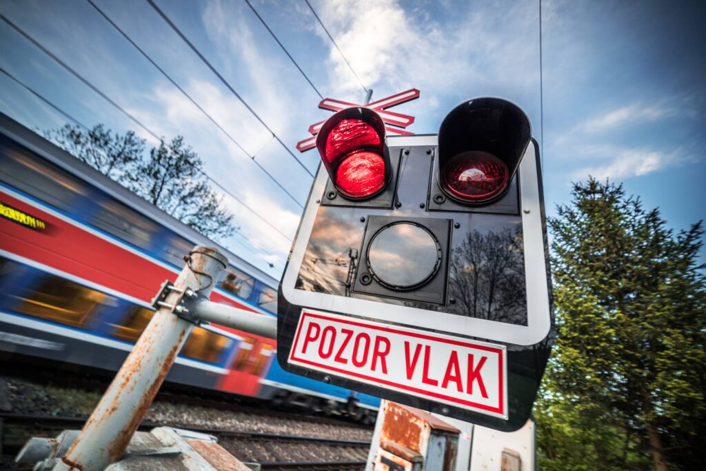 Pozor Vlak Czech Railway Crossing Sign Free Photo