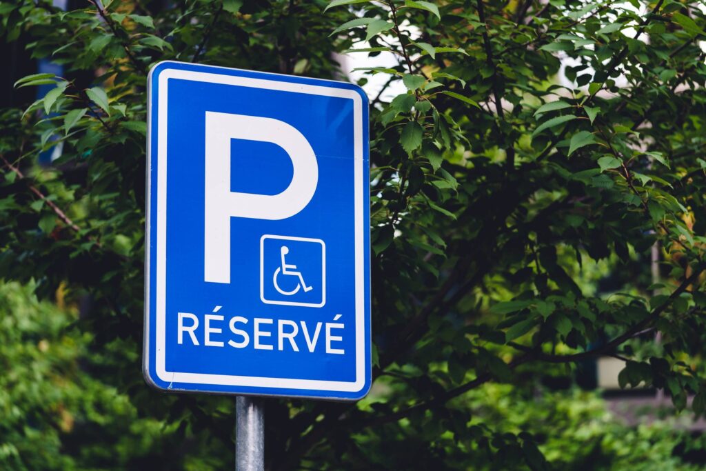 Réservé Parking Traffic Sign Reserved for Handicapped Free Photo