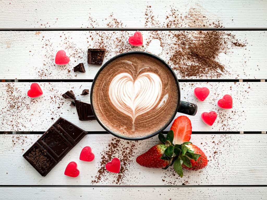 Strawberry Caffè Mocha with Latte Art Free Photo