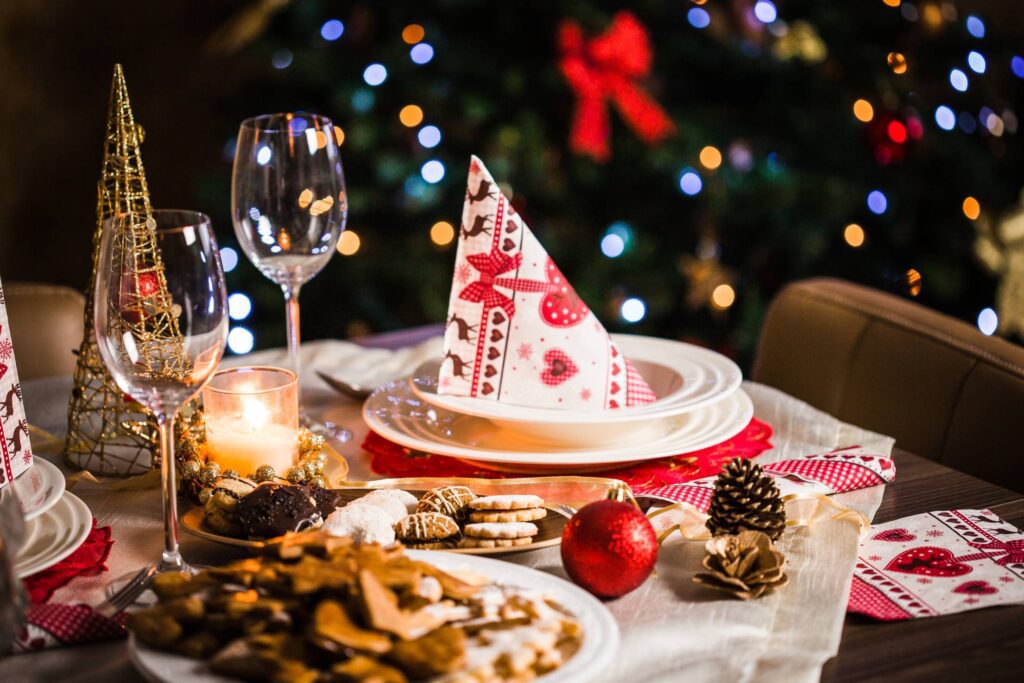 Wonderful Christmas Dinner Table Setting Free Photo