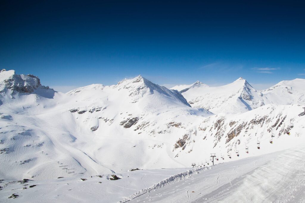 Wonderful Winter Mountain Scenery Free Photo