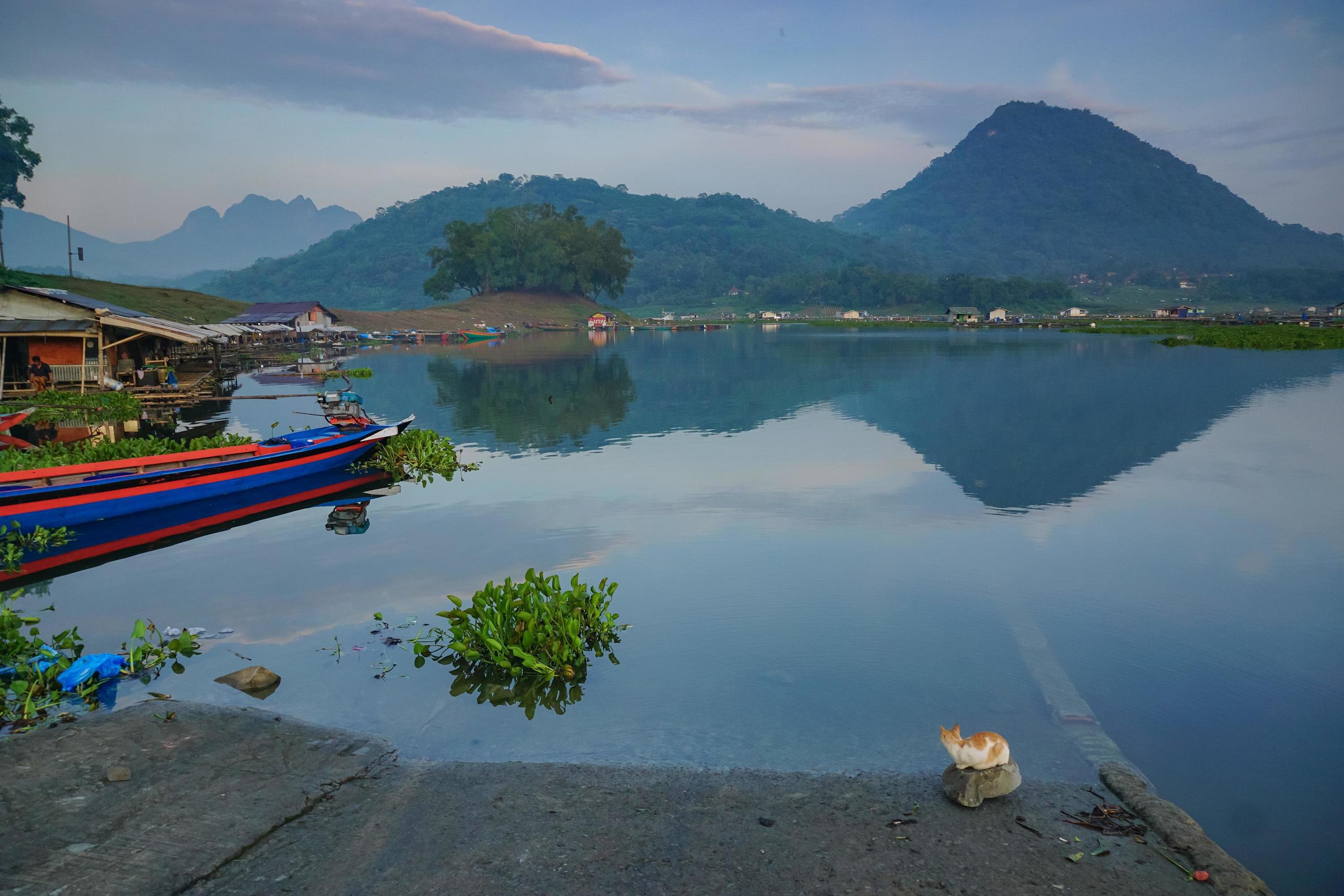 Beautiful landscapes with mountain and reflection on the lakes. Perfect for wallpaper or natural background. Moody calm morning. Free photo Stock Free