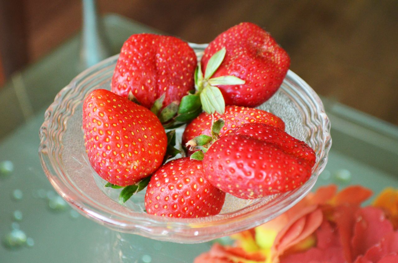 Strawberries In A Bowl Stock Free