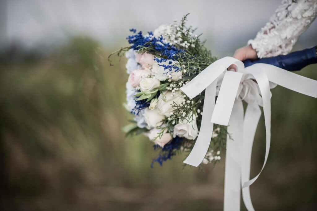 Bride hand holding flower in wedding day Stock Free