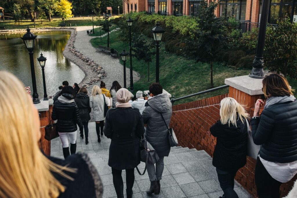 Group of people sightseeing in the city Stock Free