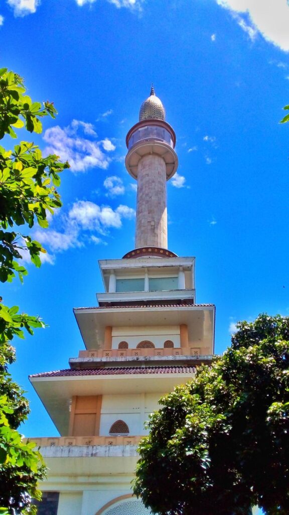 photo of the towering tower of the mosque Stock Free