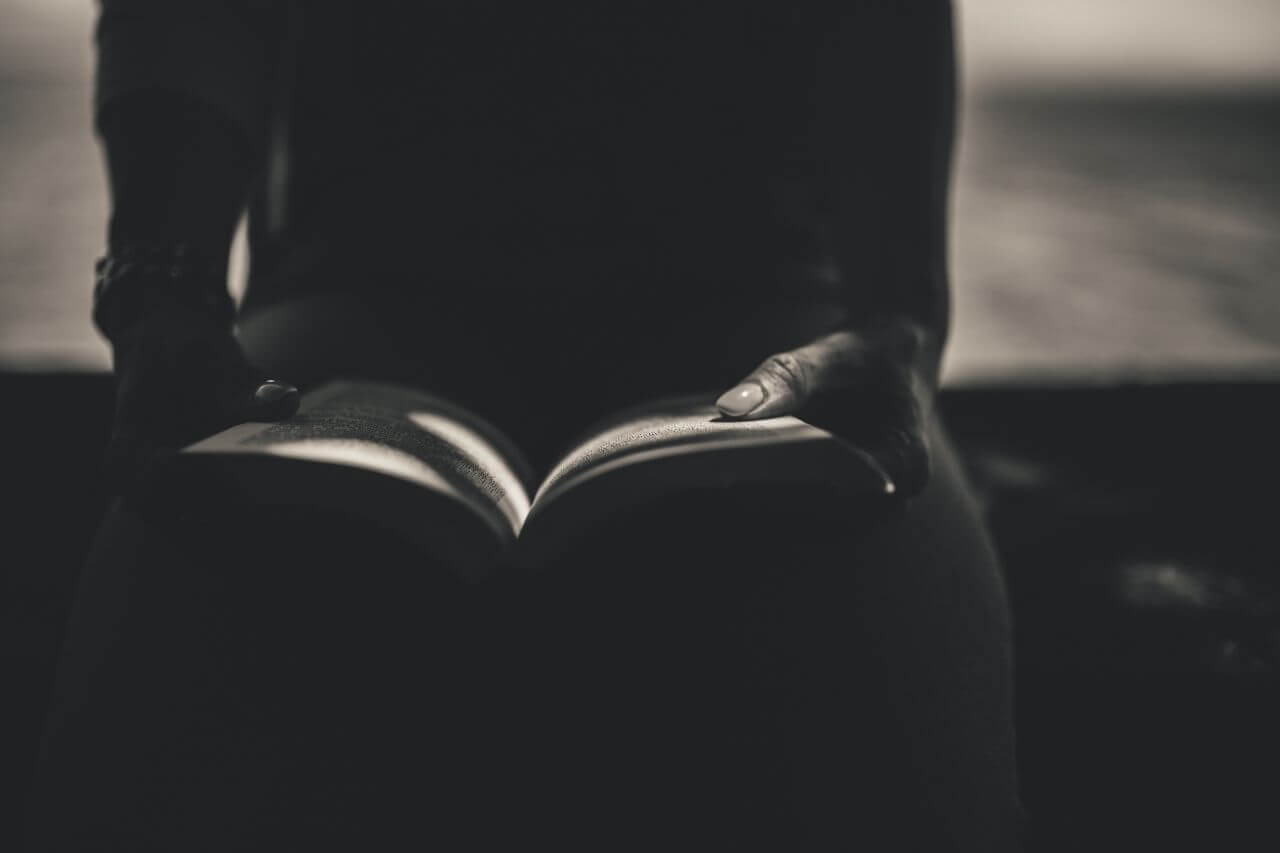 B&W Woman Reading Book Stock Free