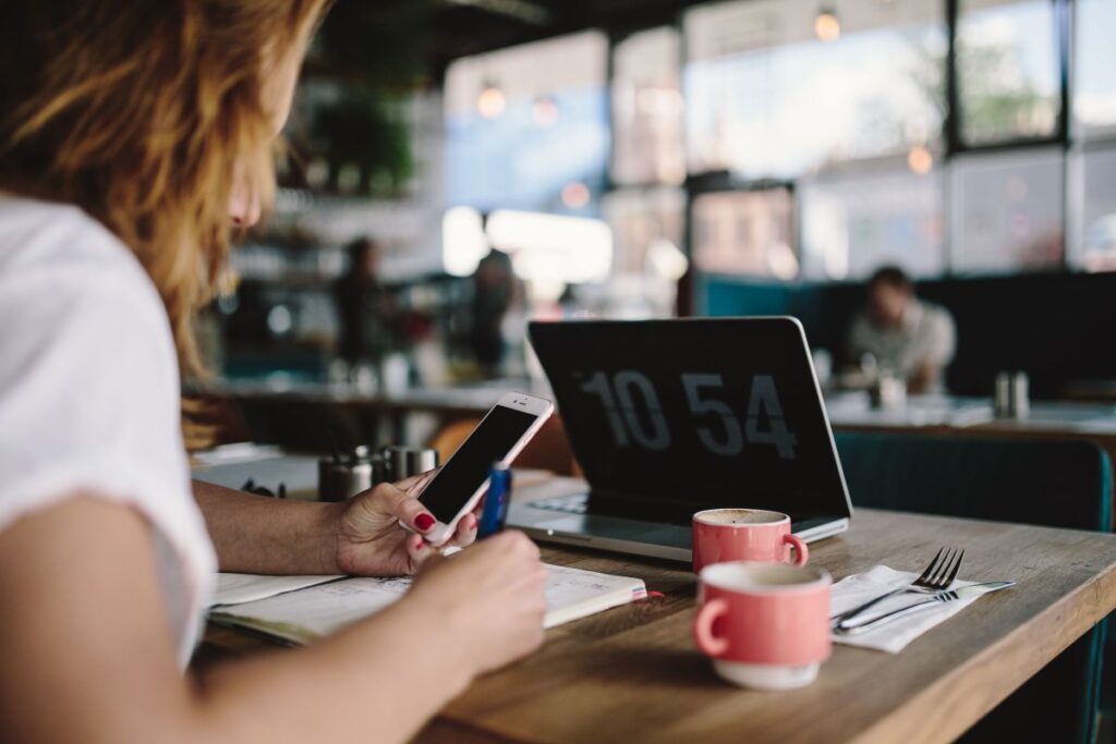 Young woman working in a cafe Stock Free