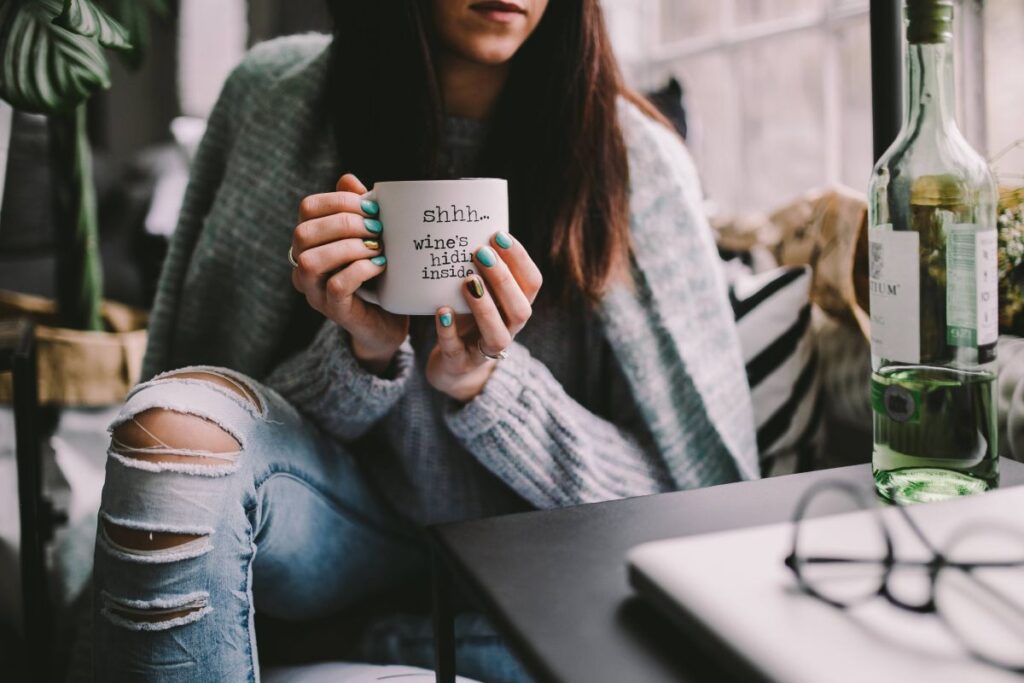 Girl drinking wine in her mug Stock Free