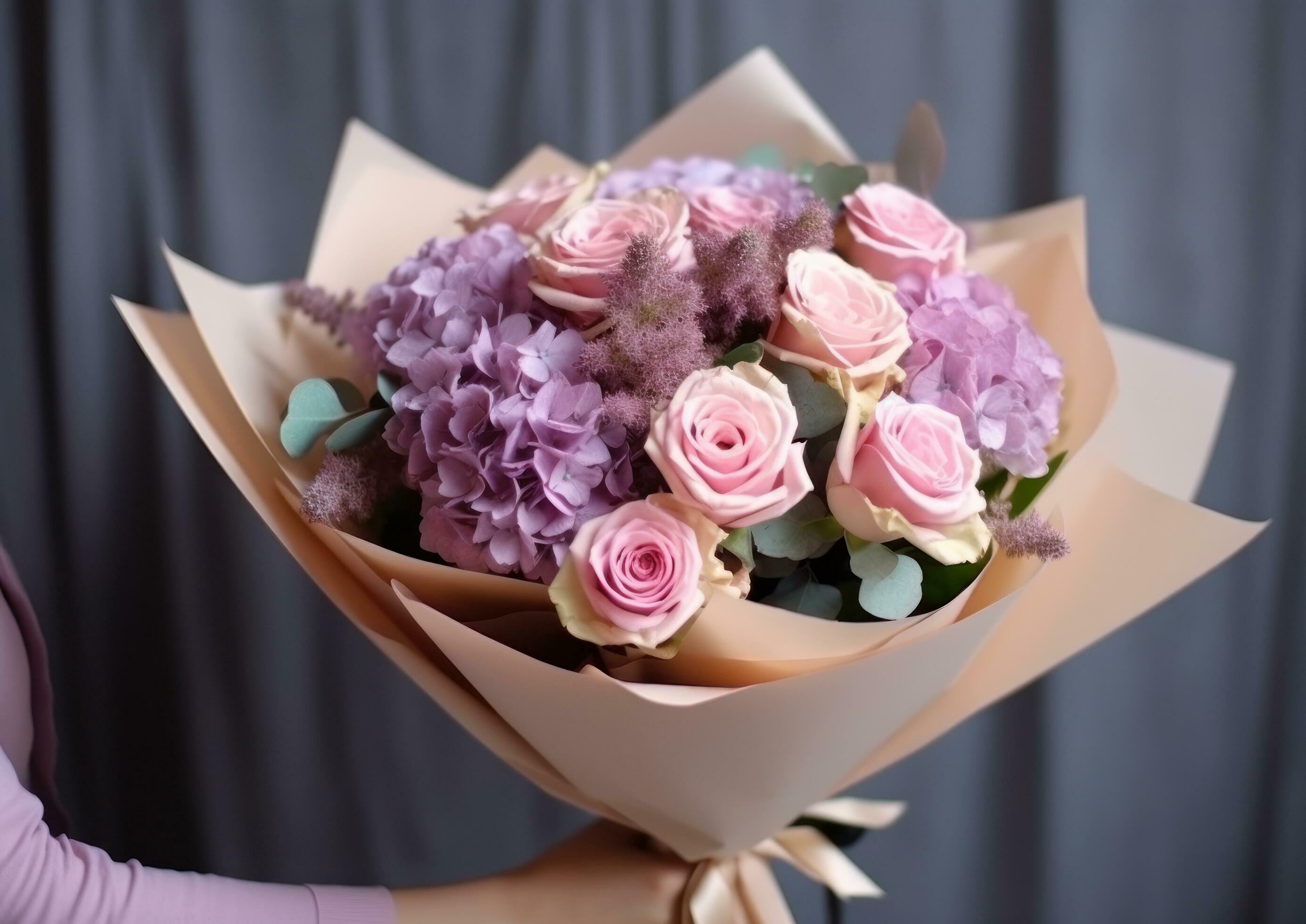 Woman holding flower bouquet Stock Free