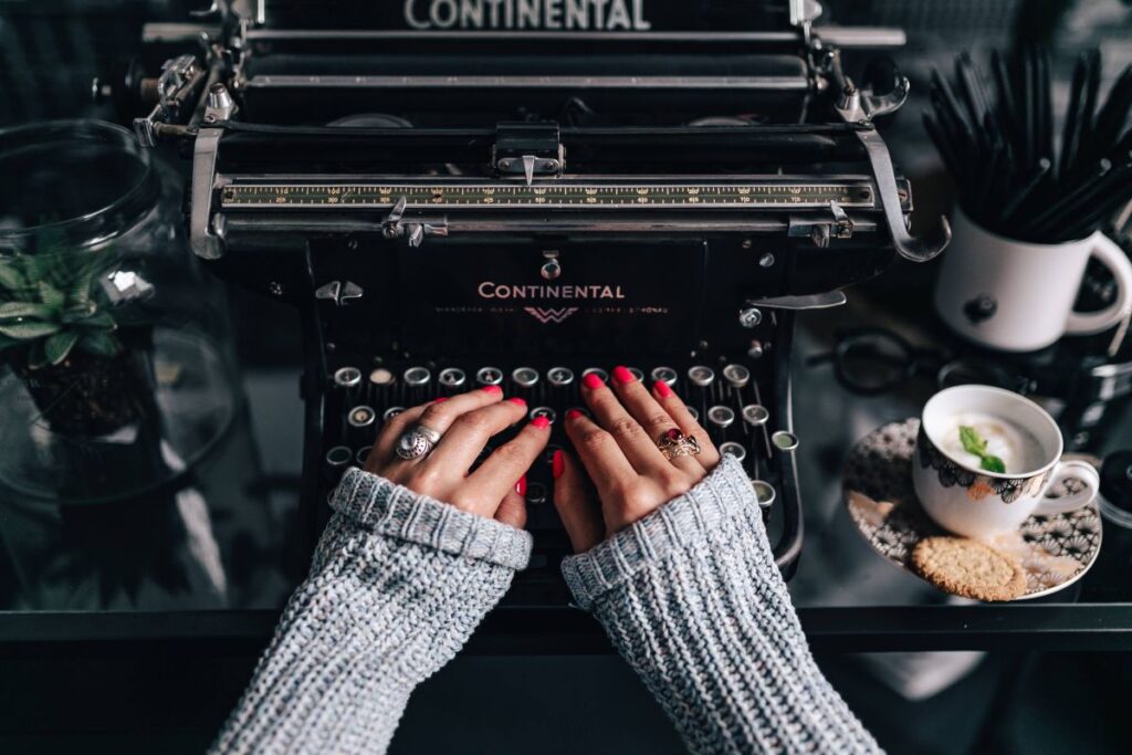 Woman typing on an old typewriter Stock Free