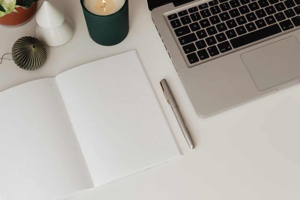 Detail of desk with laptop – supplies – notepad Stock Free