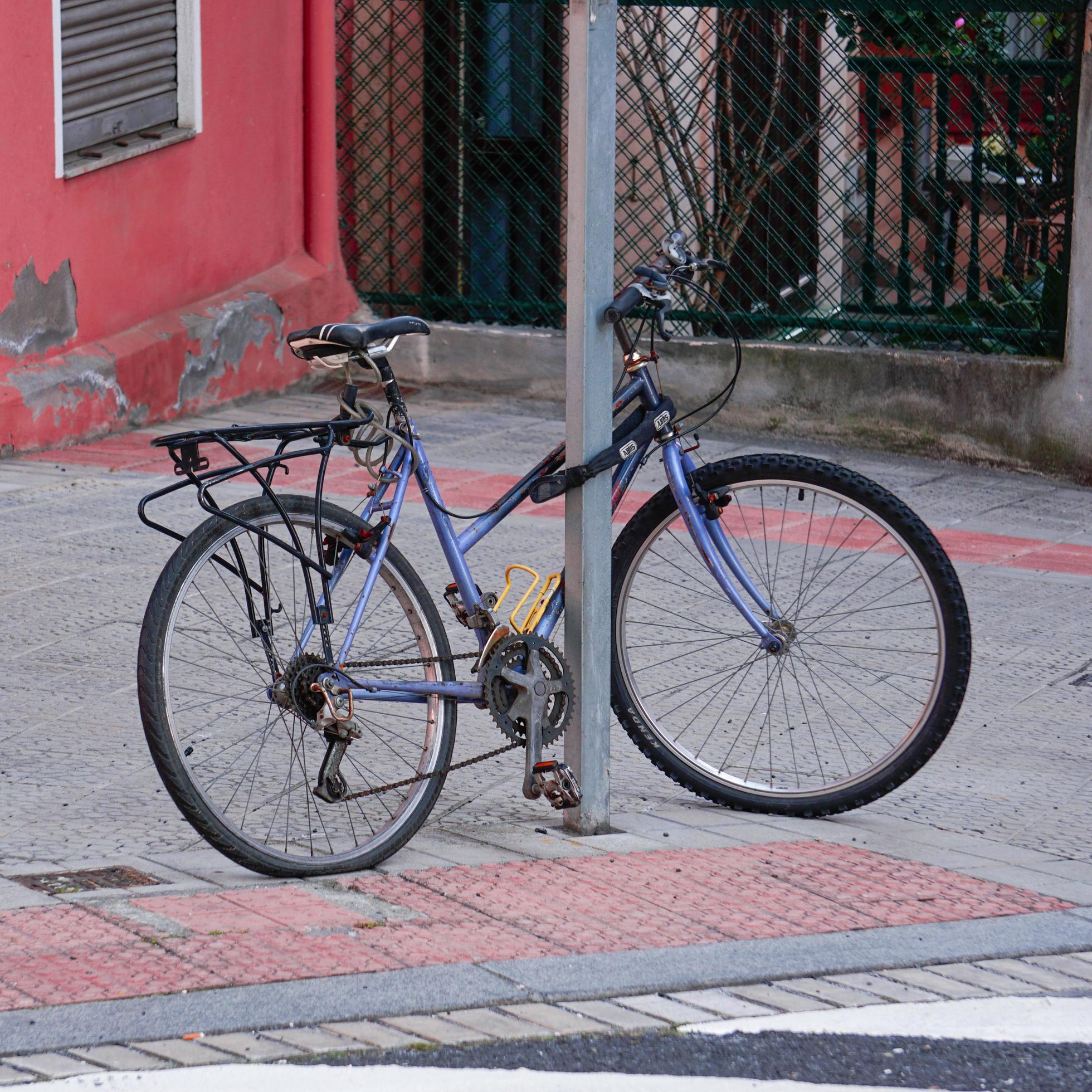 bicycle on the street, mode of transportation in the city Stock Free