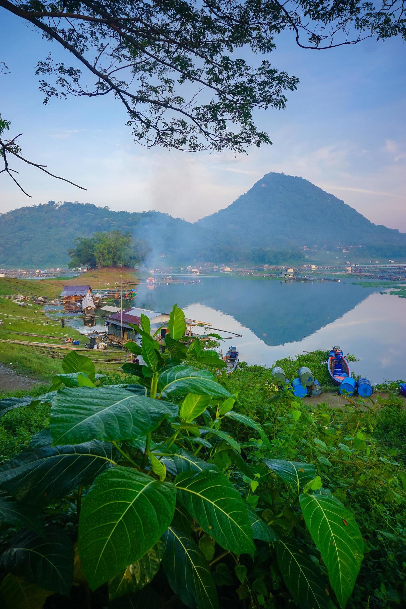 Beautiful landscapes with mountain and reflection on the lakes. Perfect for wallpaper or natural background. Moody calm morning. Free photo Stock Free