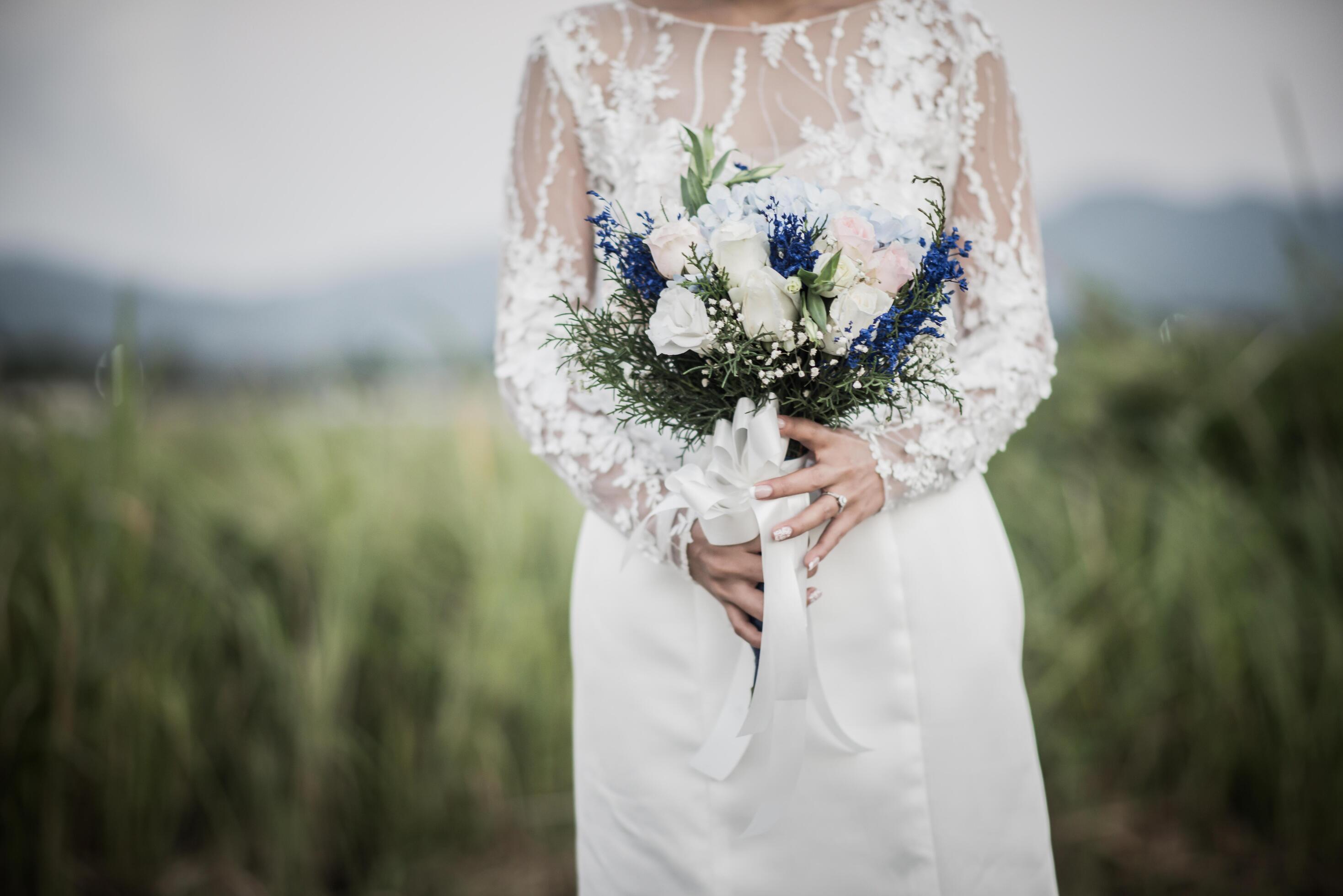 Bride hand holding flower in wedding day Stock Free