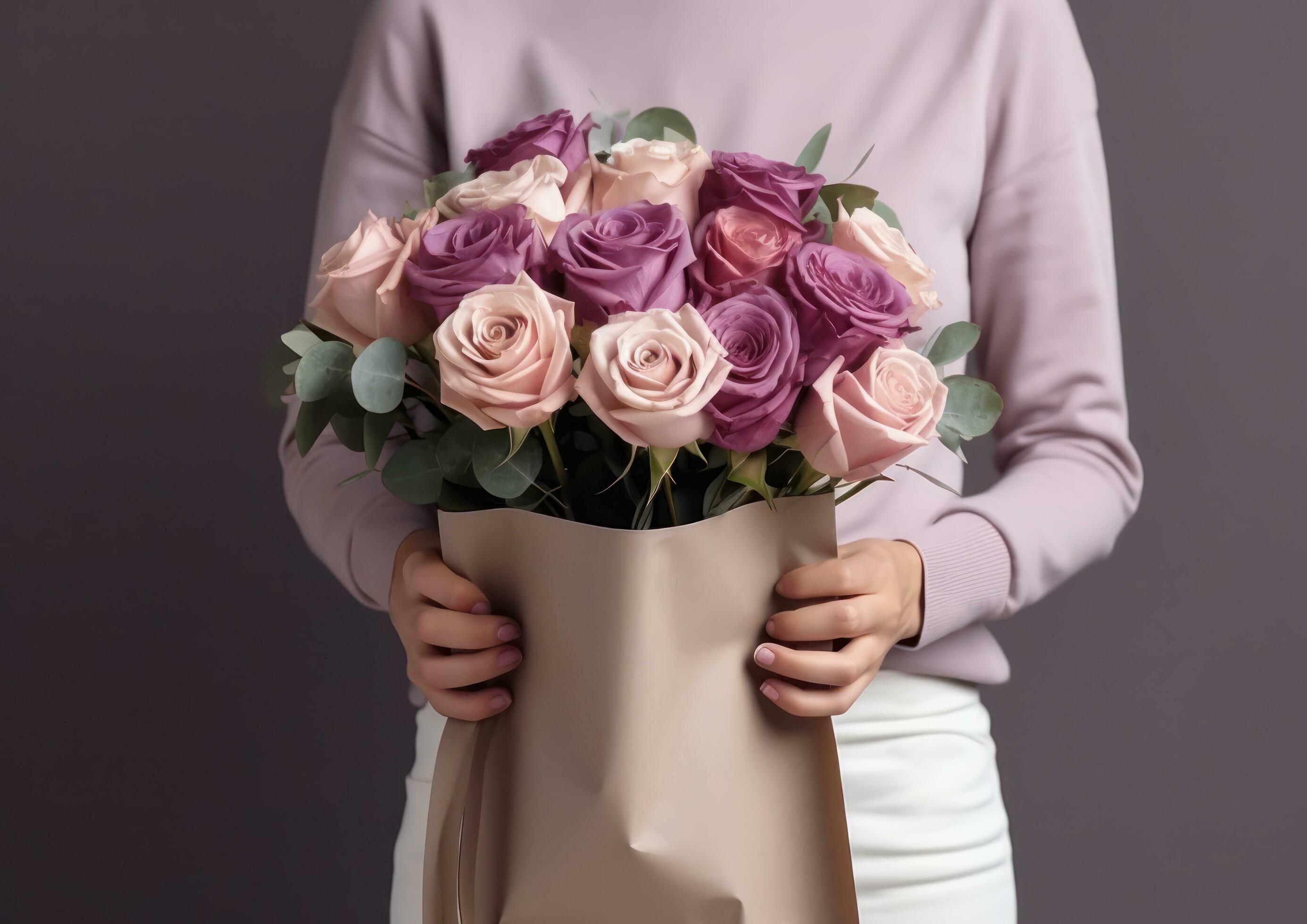 Woman holding flower bouquet Stock Free