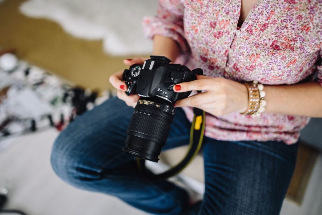 Woman in pink with her camera Stock Free