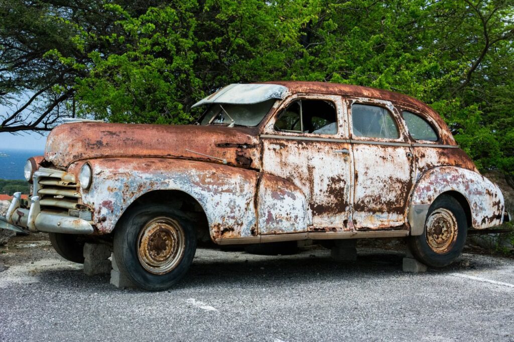 Rusty car wreck Stock Free