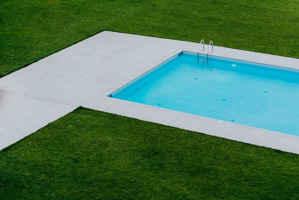 Modern swimming pool Stock Free