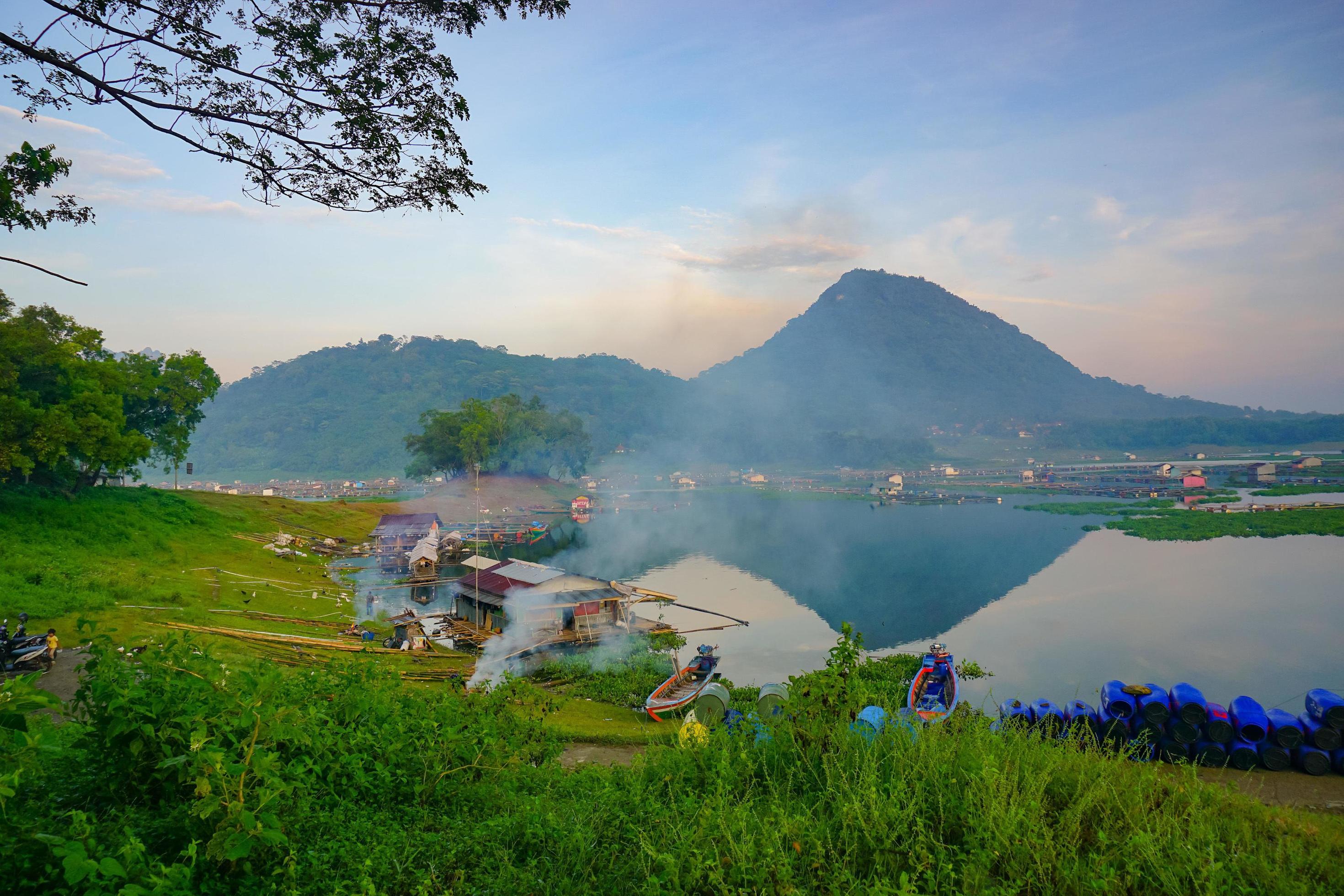 Beautiful landscapes with mountain and reflection on the lakes. Perfect for wallpaper or natural background. Moody calm morning. Free photo Stock Free