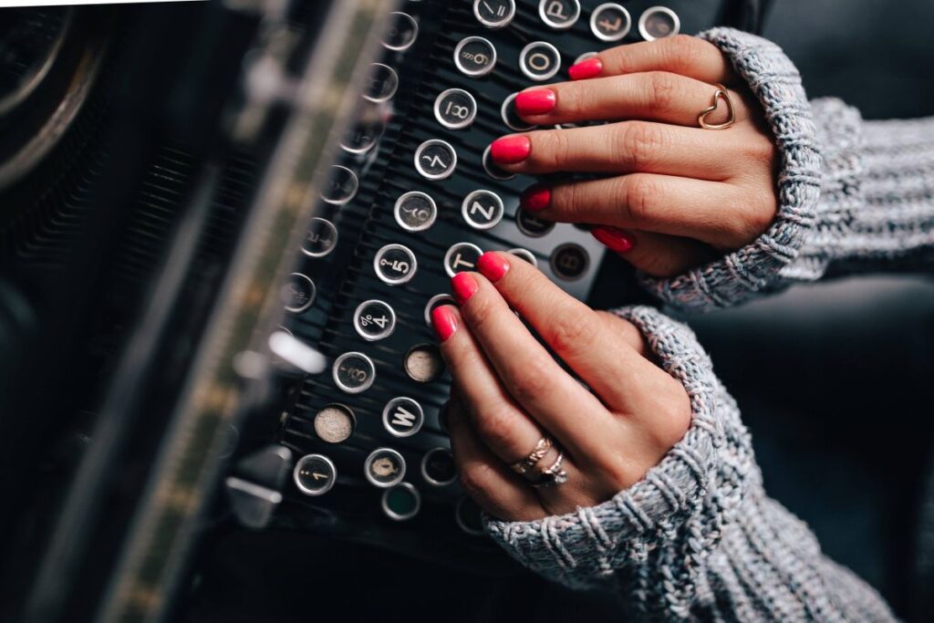 Woman typing on an old typewriter Stock Free