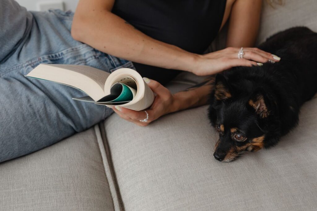 Woman in light-colored jeans with books Stock Free