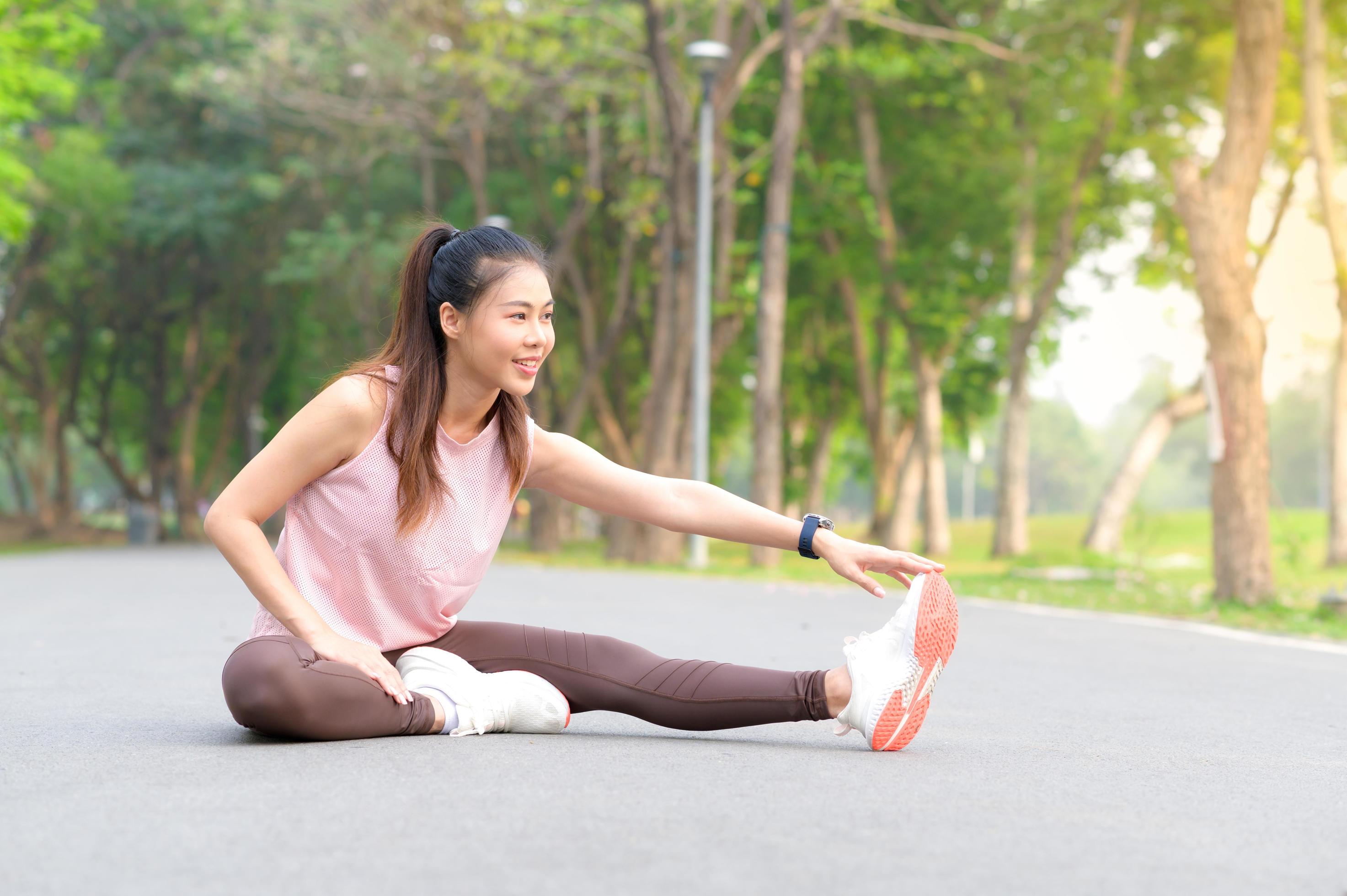 Beautiful Asian women exercise in the park every morning, It is a lifestyle for relaxation and good health of the body Stock Free