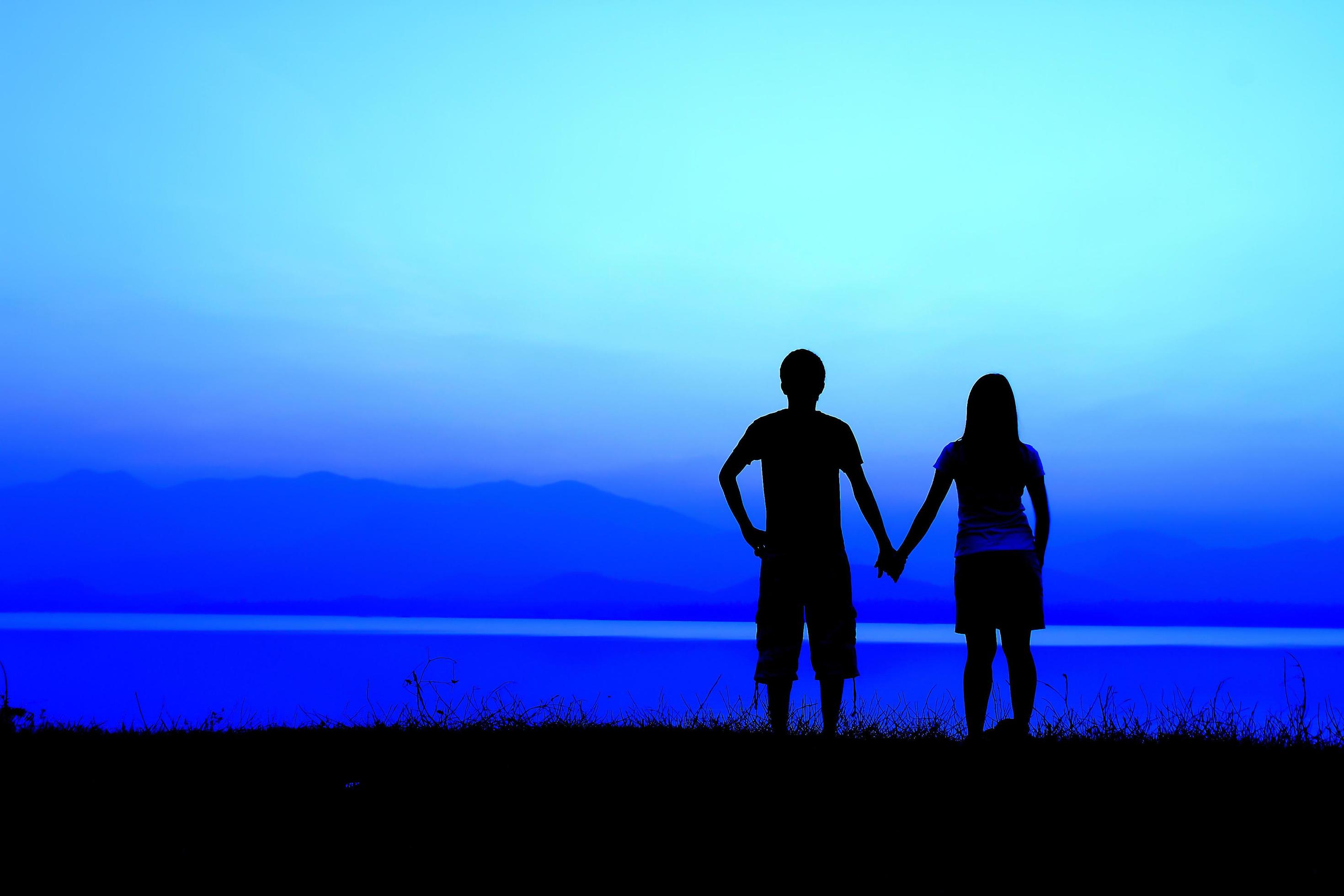 Couple silhouette at sunset Stock Free