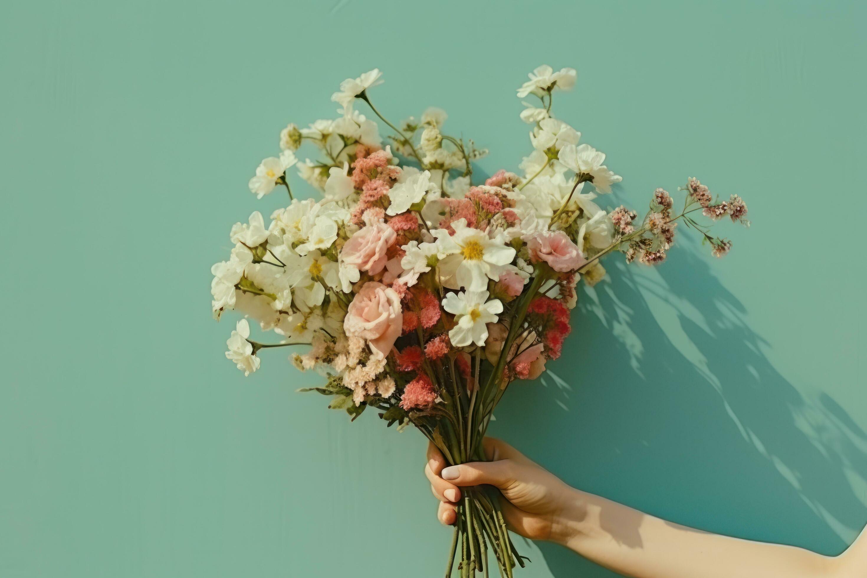 Woman holding flower bouquet Stock Free