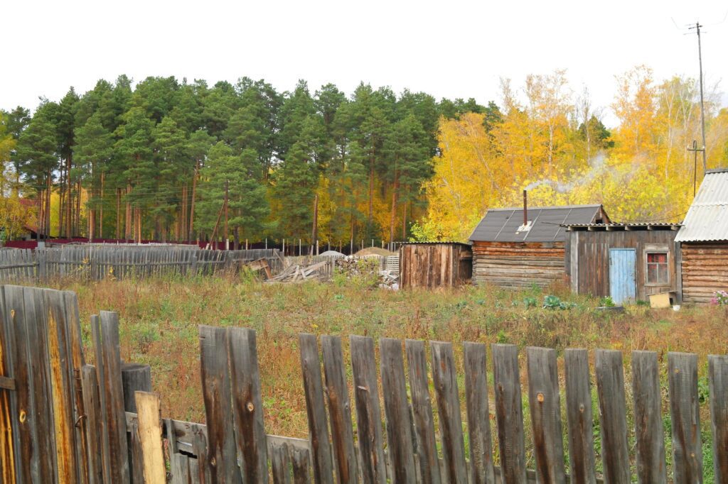 Old wooden abandoned house in the countryside Stock Free