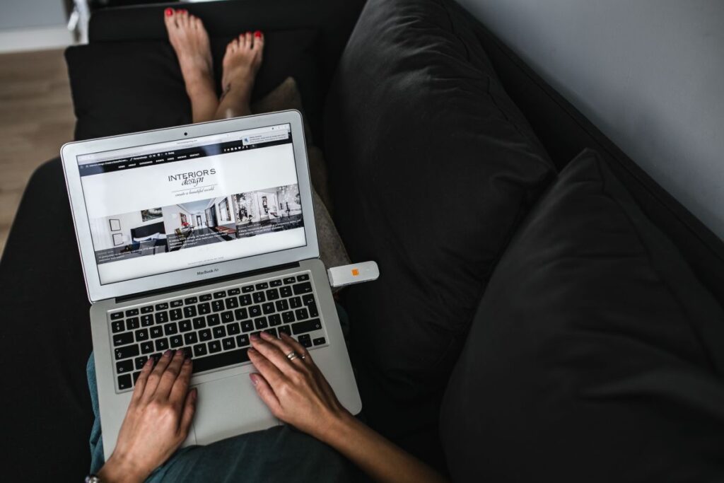 Woman working on the laptop Stock Free