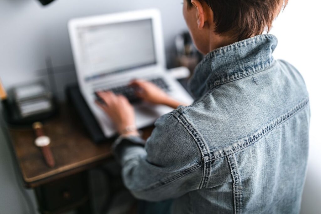 Woman working on the laptop Stock Free