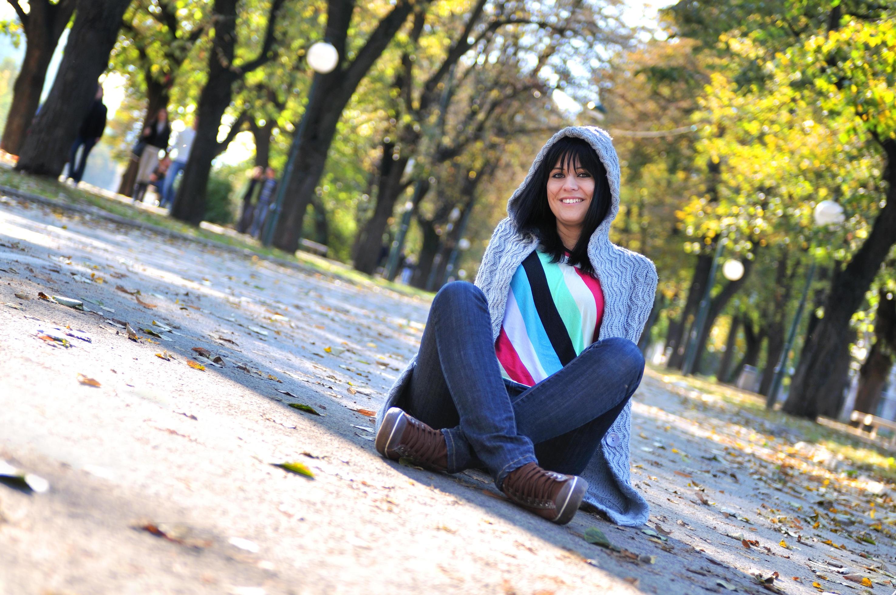 brunette Cute young woman sitting in nature Stock Free