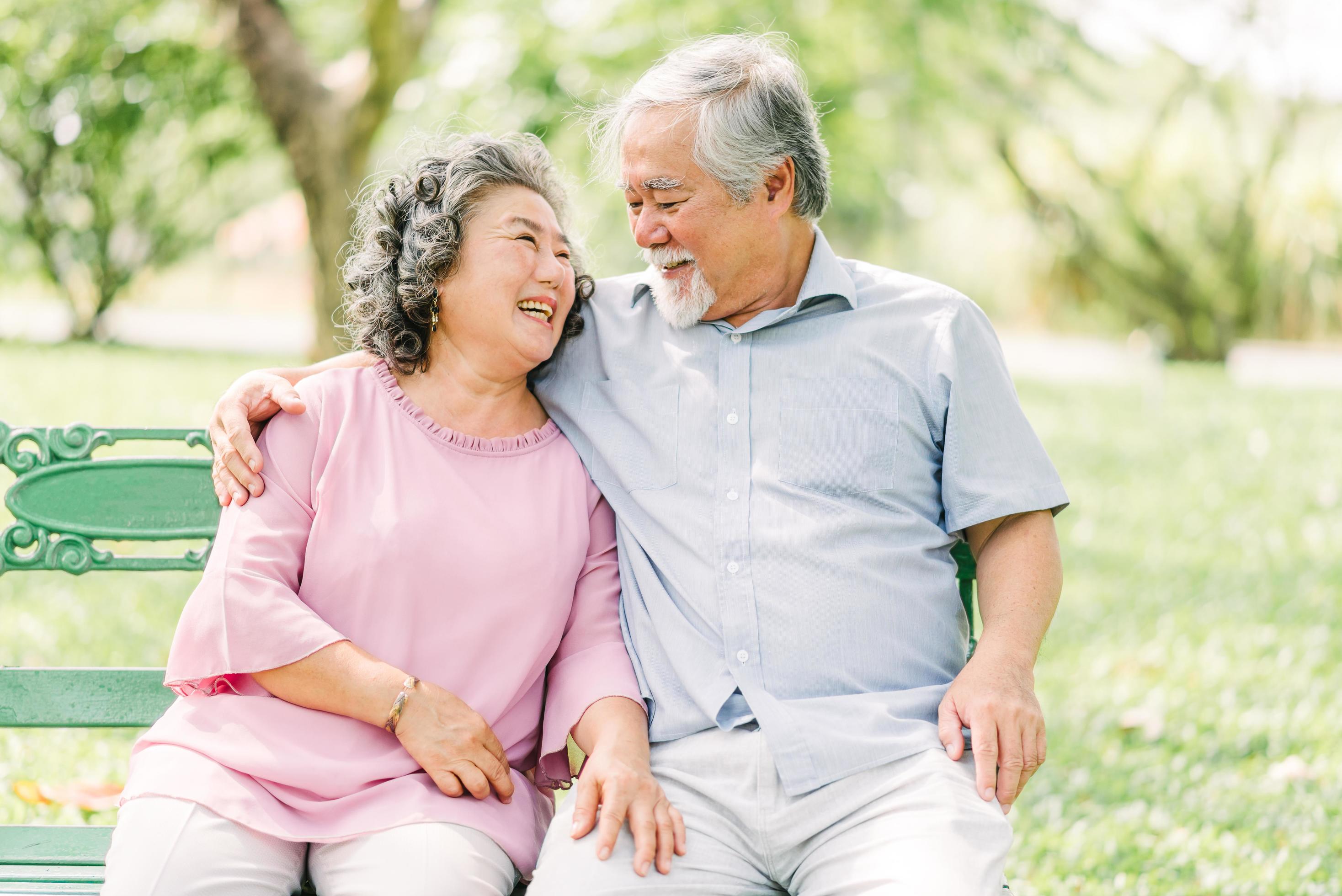 Happy senior couple in the park Stock Free