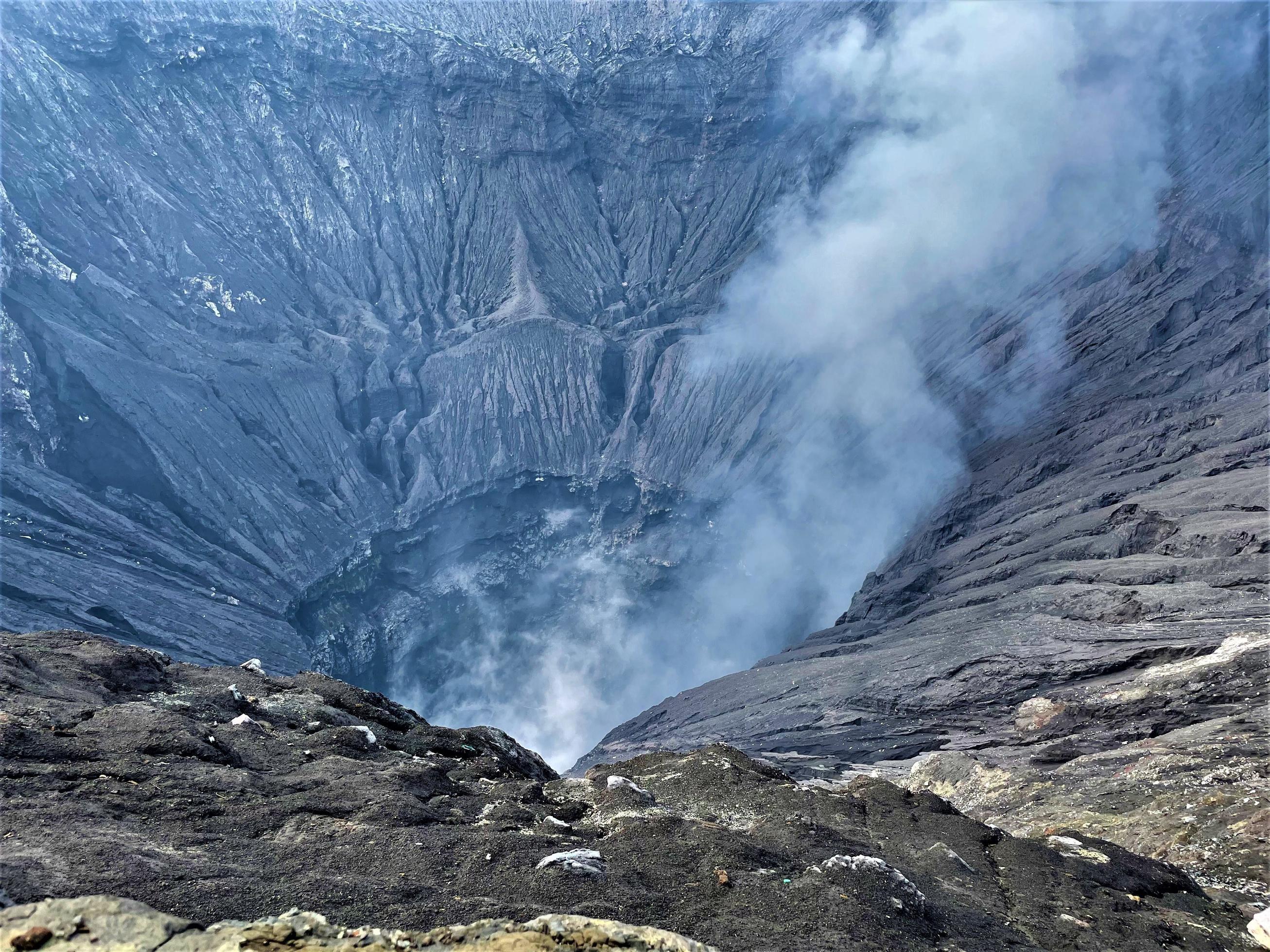 See the natural beauty of Mount Bromo, Indonesia Stock Free