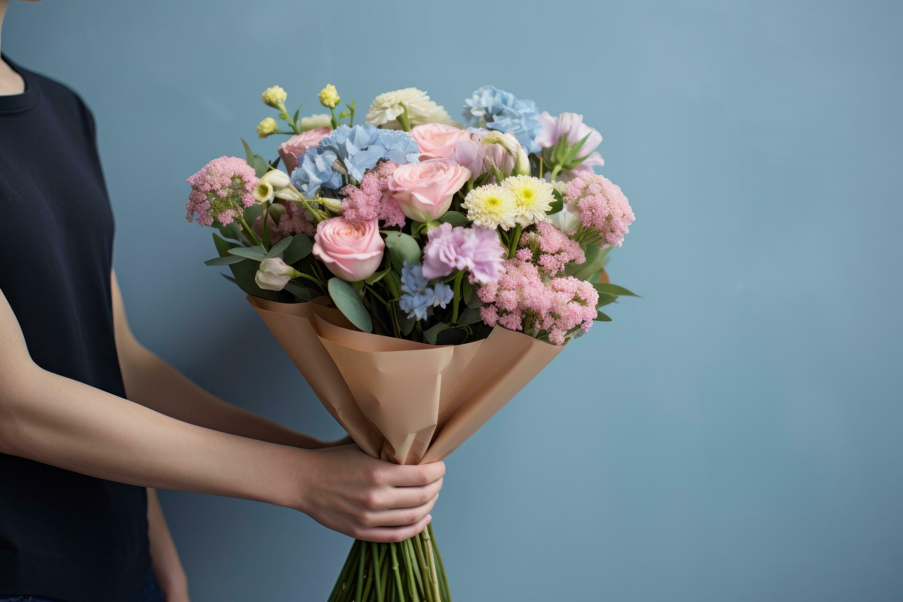 Woman holding flower bouquet Stock Free