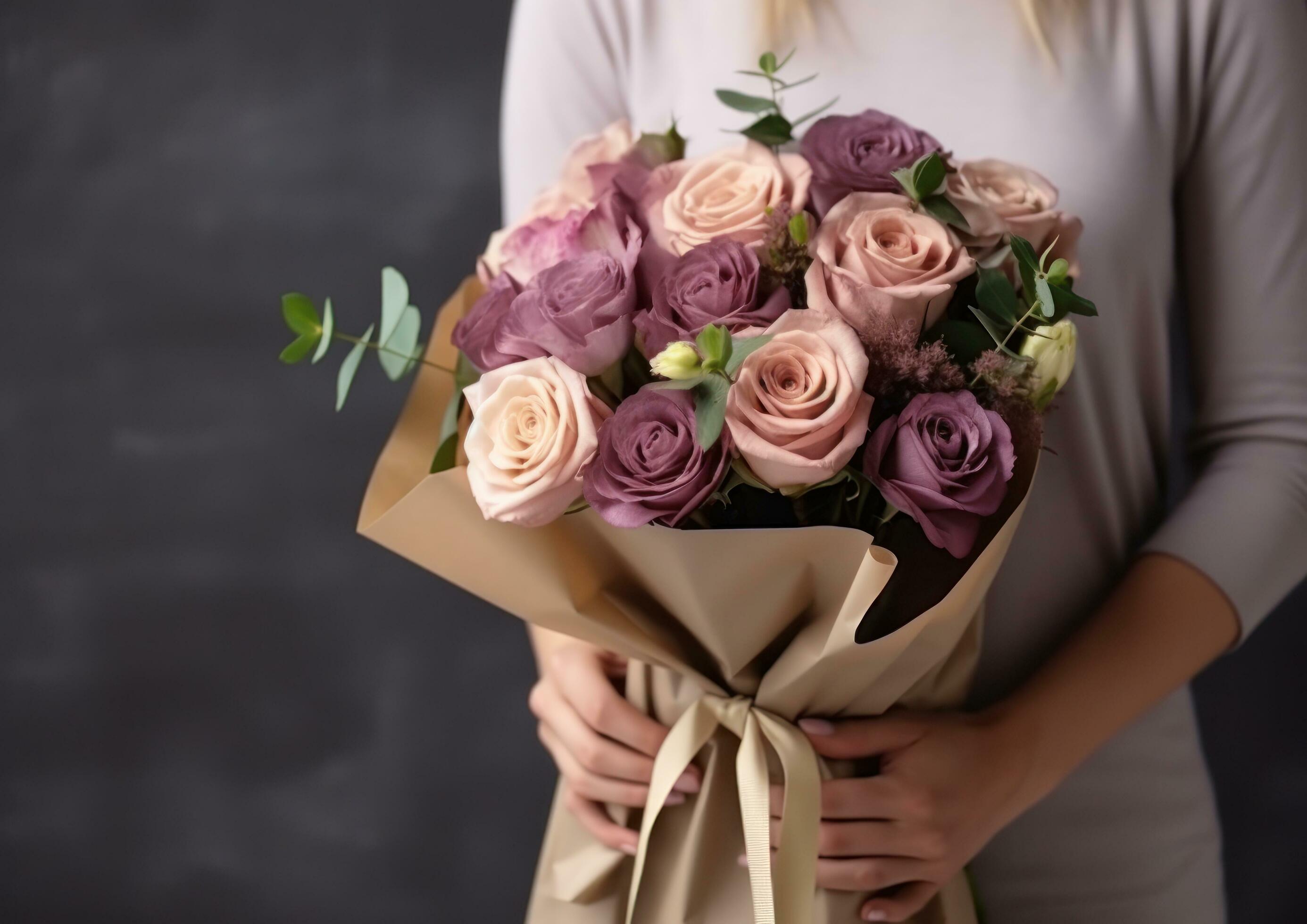 Woman holding flower bouquet Stock Free