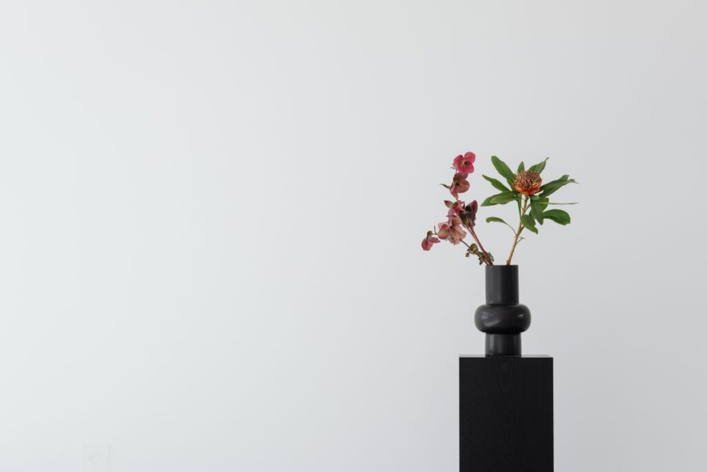 Concept photos – flowers – vase – minimalist interior Stock Free