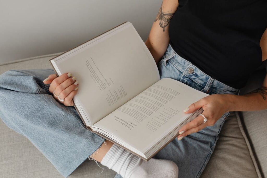 Woman in light-colored jeans with books Stock Free