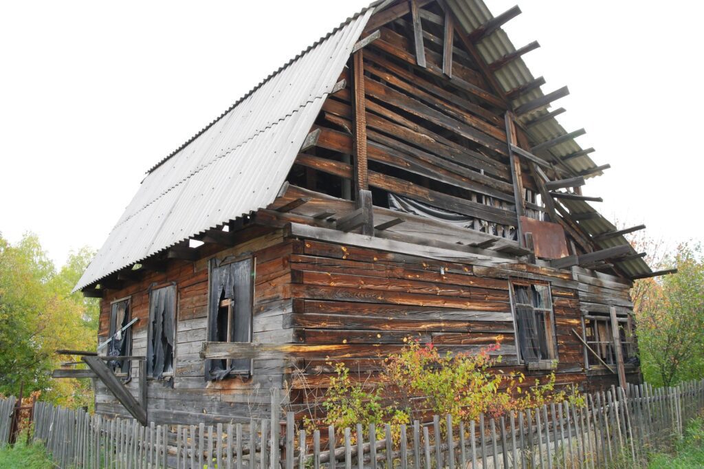 Old wooden abandoned house in the countryside Stock Free