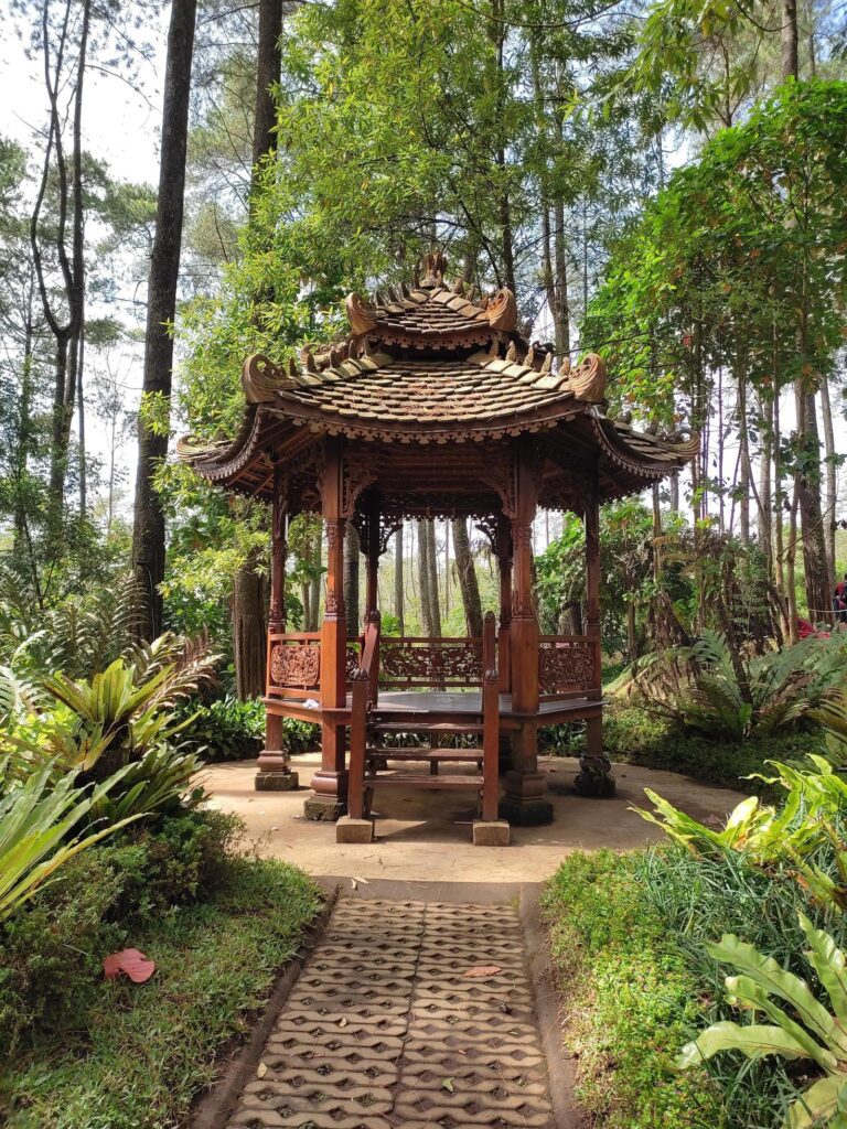 China pavilion in the botanical garden Stock Free