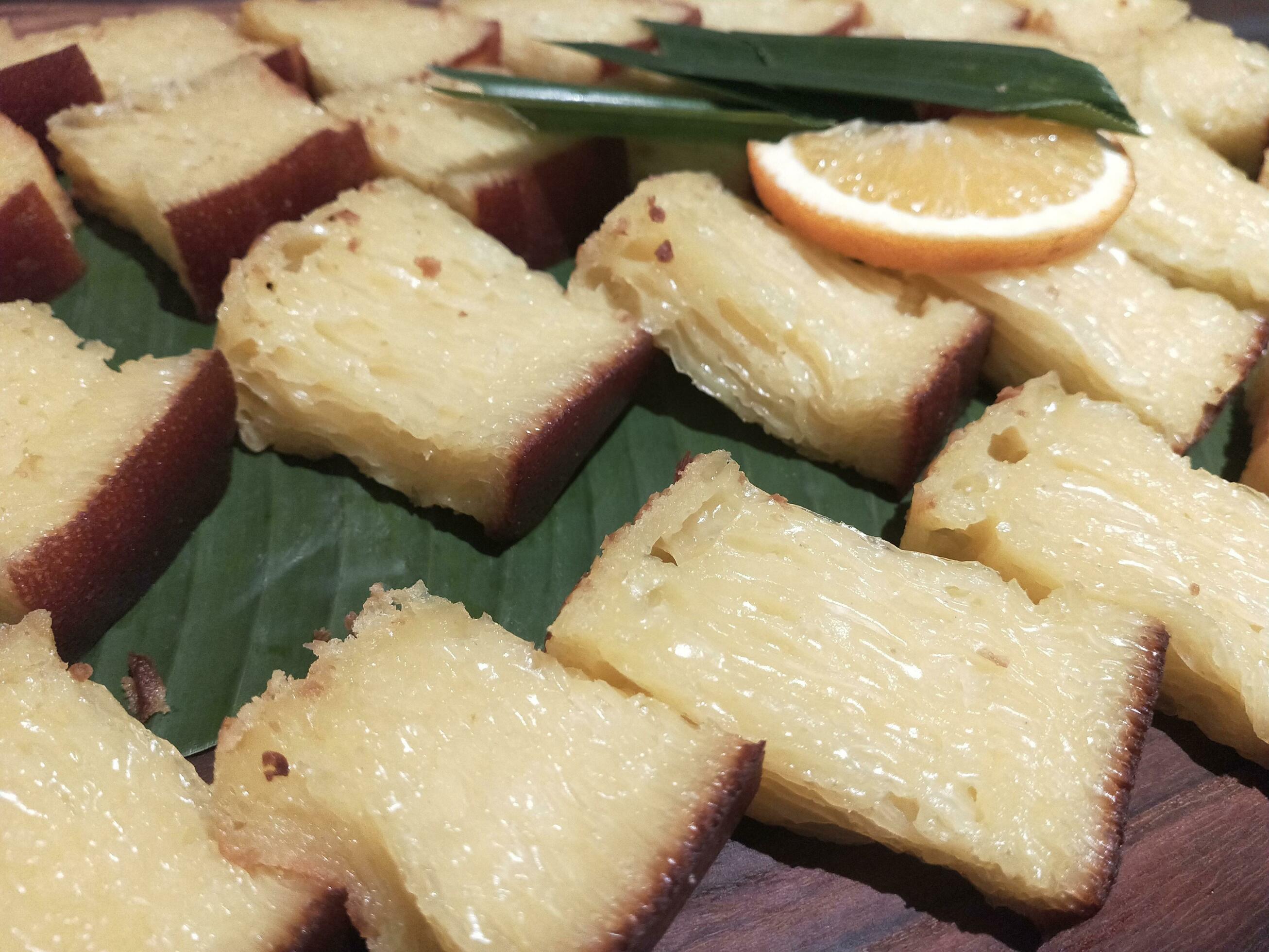 Photo Traditional Indonesian food Bika Ambon comes from the Medan Sumatera Stock Free